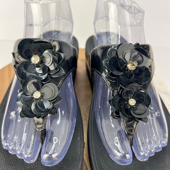 Fitflop 7 Floral Embellished Verna Thong Orthotic Black Patent Leather Sandal - Picture 3 of 11